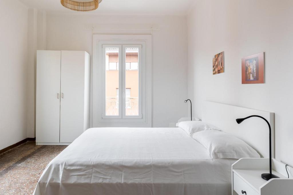 A bed or beds in a room at Alessandrini Apartment alla Finestrella by Wonderful Italy