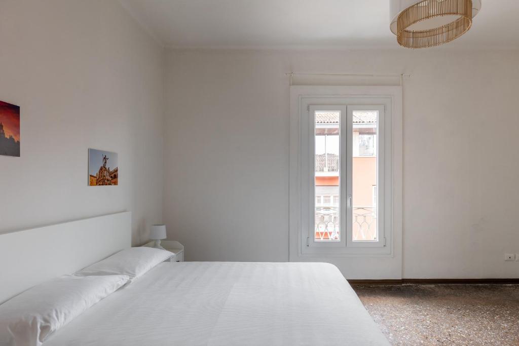 A bed or beds in a room at Alessandrini Apartment alla Finestrella by Wonderful Italy