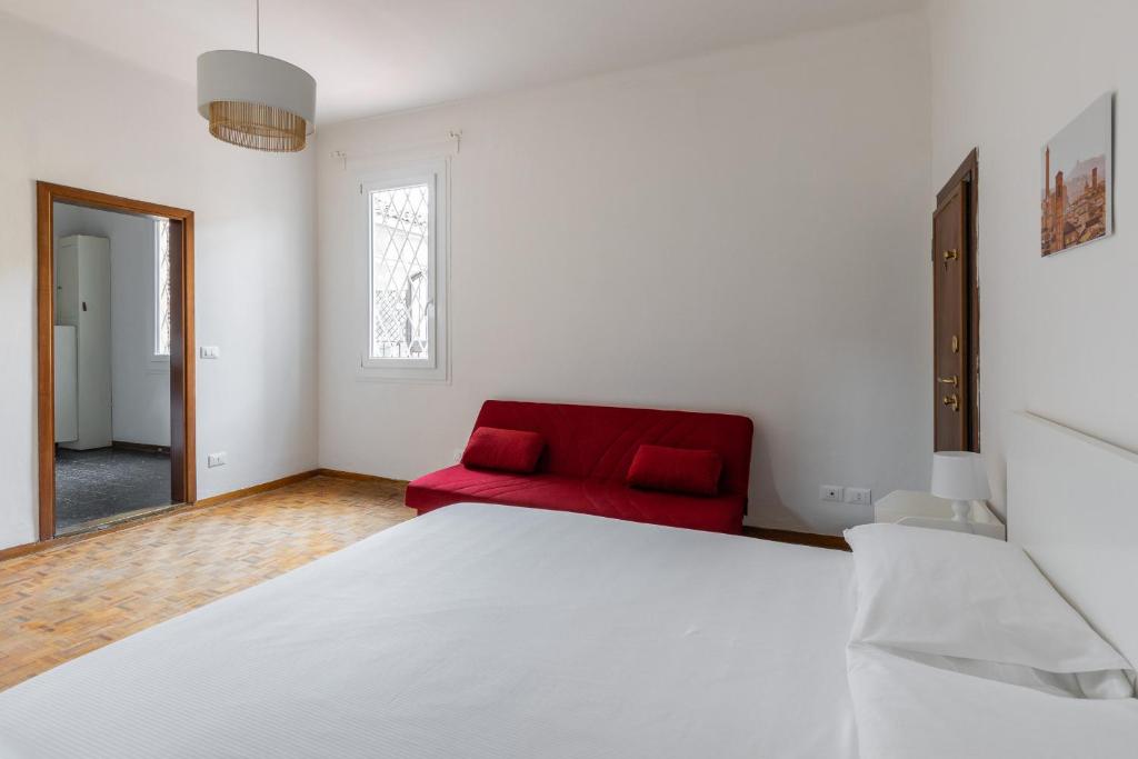 A bed or beds in a room at Alessandrini Apartment alla Finestrella by Wonderful Italy