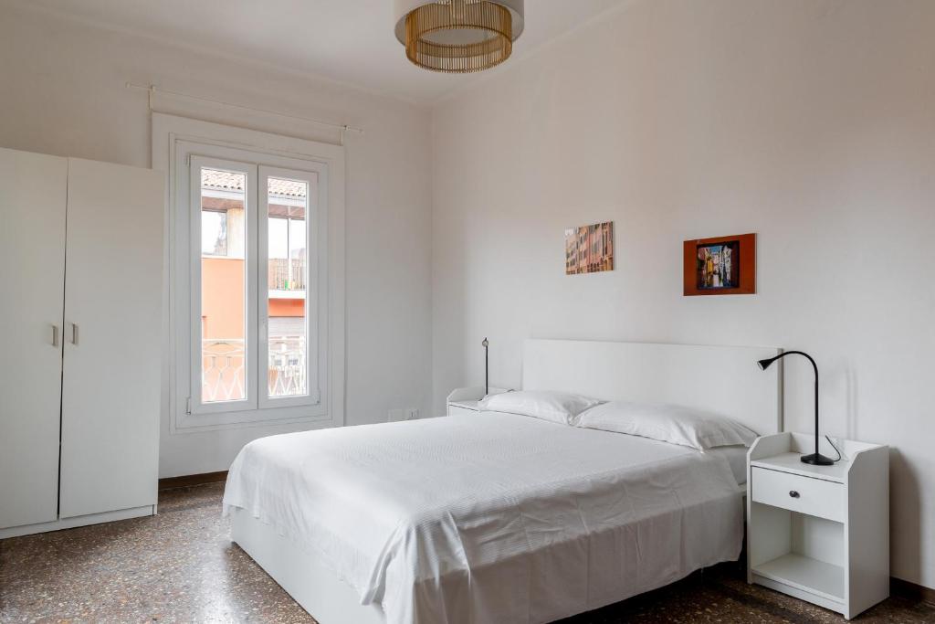 A bed or beds in a room at Alessandrini Apartment alla Finestrella by Wonderful Italy