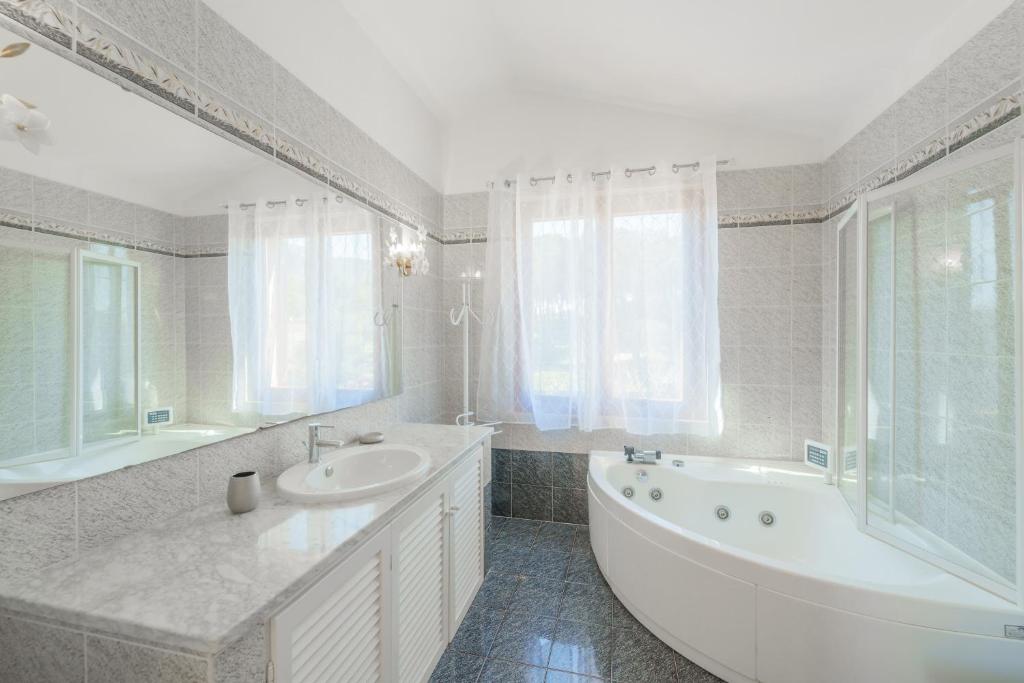 Koupelna v ubytování Villa Mimosa con Piscina - Goelba
