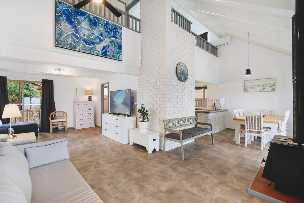 sala de estar amplia con sofá y TV en Oceanview Manor by "Peppy Beach Retreats" - Two Houses in One with Panoramic Views, en Capel