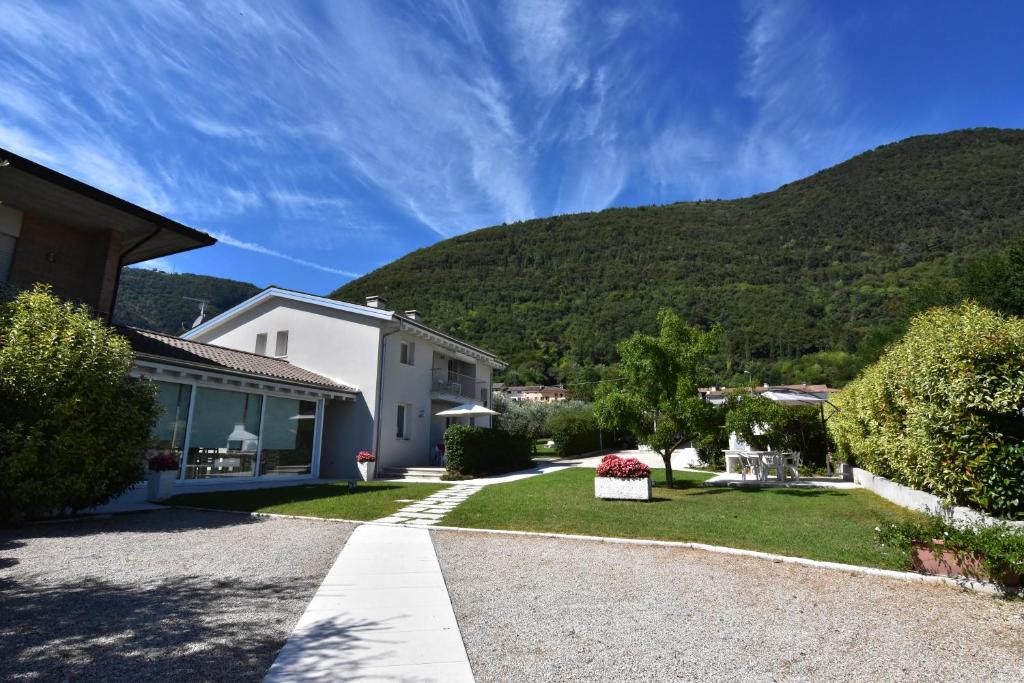 een huis met een berg op de achtergrond bij Residence Gonda&Giuliano in Borso del Grappa