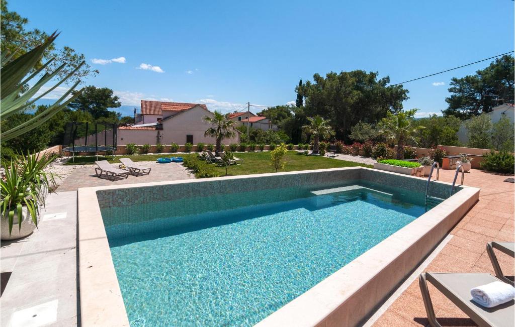 - une piscine au milieu d'une cour dans l'établissement Cozy Home In Mudri Dolac With Kitchen, à Basina