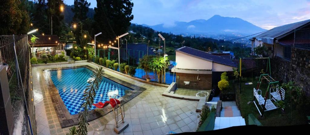 A view of the pool at Villa Bumi Asa Batu Layang or nearby