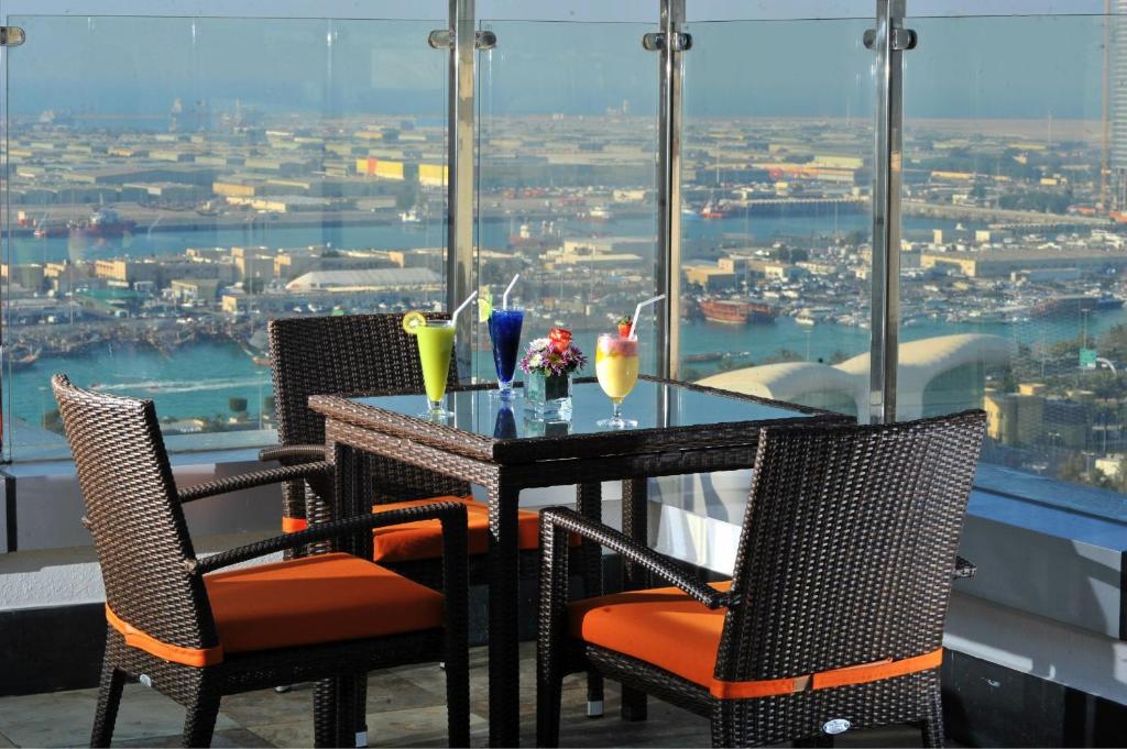 Zona de estar de Ramada Abu Dhabi Corniche