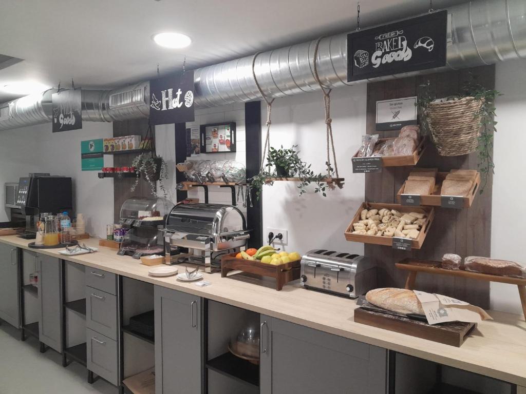Una cocina con una encimera con comida encima. en Hotel Alda Estación Pontevedra, en Pontevedra