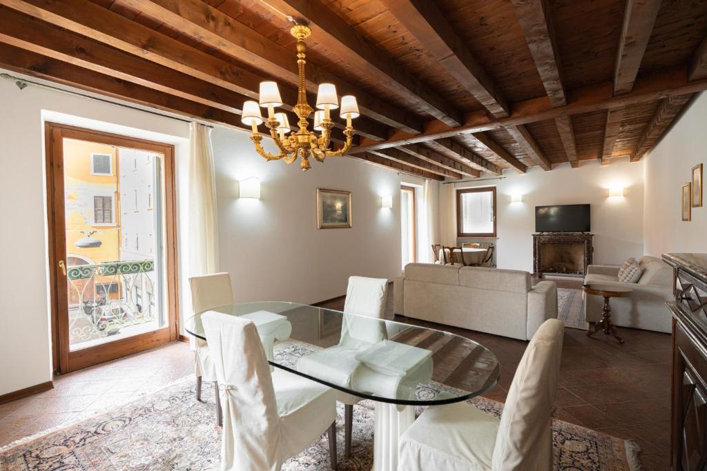 ein Esszimmer mit einem Tisch und ein Wohnzimmer in der Unterkunft Domus Verona - Centralissima e antica Residenza Cappello in Verona