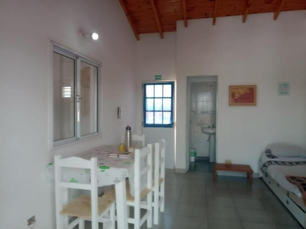 a kitchen with a table and chairs in a room at Alquilo depto 1 dorm en Zárate in Zárate