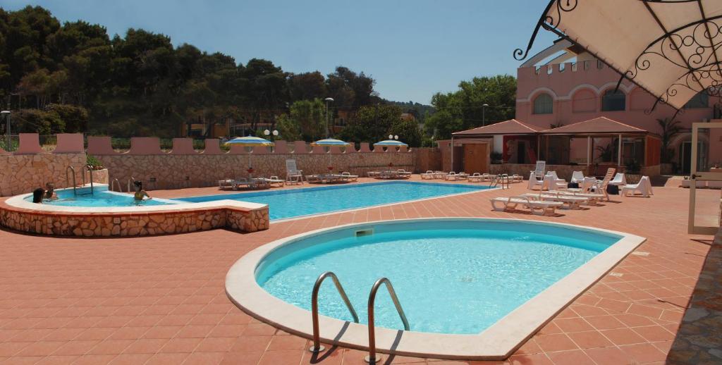 Bazén v ubytování HOTEL SOLE nebo v jeho okolí