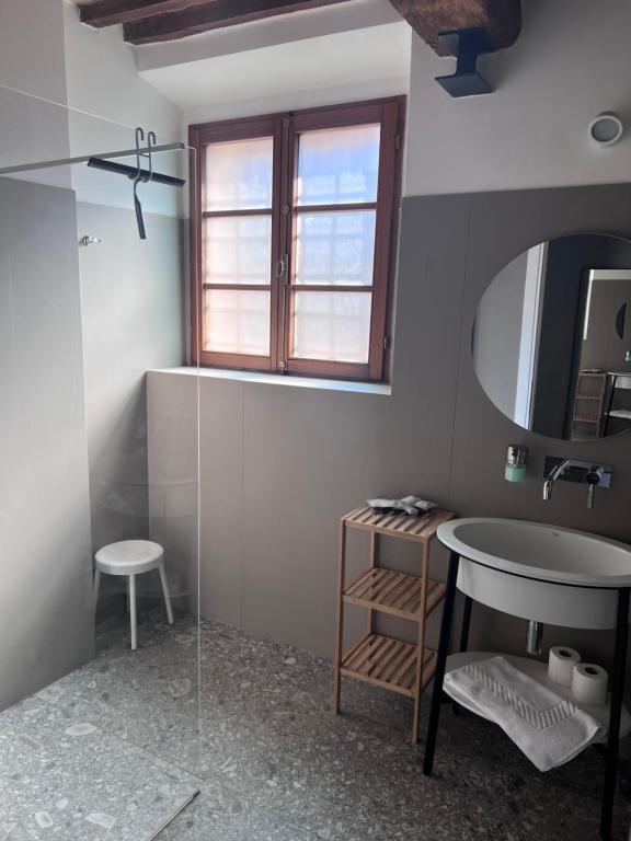 uma casa de banho com um lavatório e um espelho em Guest House em Campagnatico