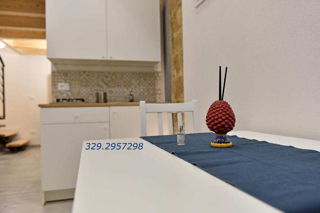 eine Ananas auf einem Tisch in einer Küche in der Unterkunft La Corte di Vincenzo in Noto