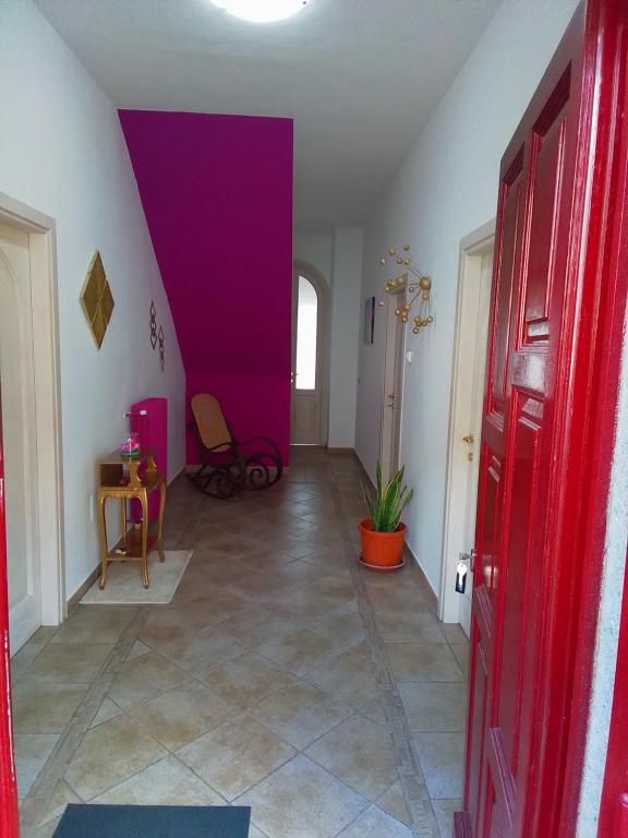 un corridoio con pareti viola e una porta rossa di RAGGIO DI LUNA a Montefiascone