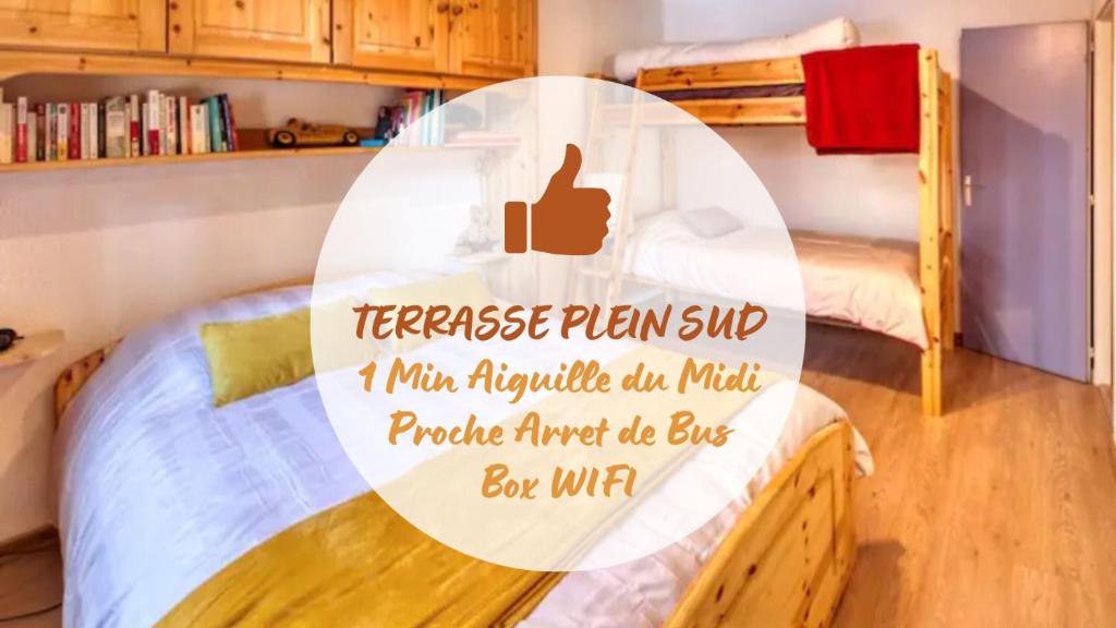 Cette chambre dispose d'un lit avec un panneau. dans l'établissement 4807 Appt, Chamonix Sud, Terrasse Mont Blanc, à Chamonix-Mont-Blanc