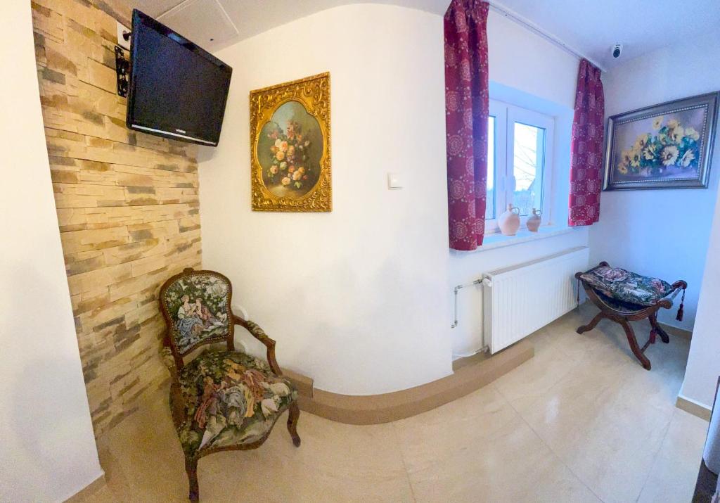 Televízia a/alebo spoločenská miestnosť v ubytovaní Villa Słonecznego Wzgórza