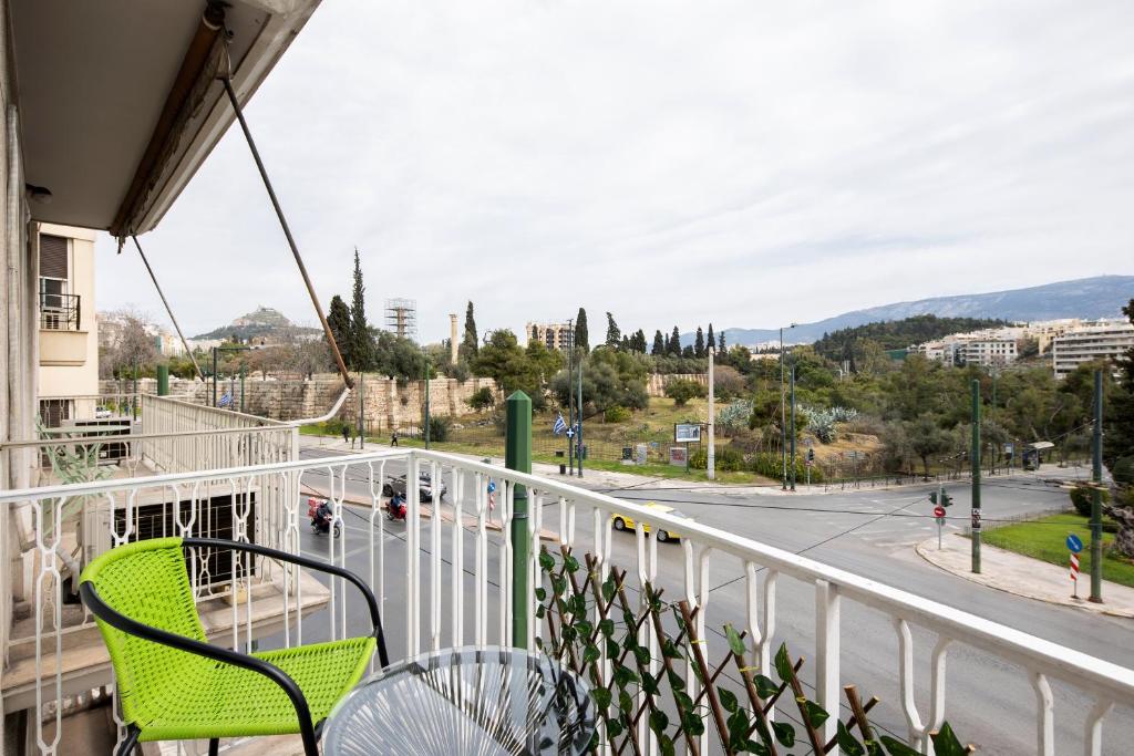 balcone con sedie e vista su una strada di Panoramic view apartment next to Acropolis ad Atene