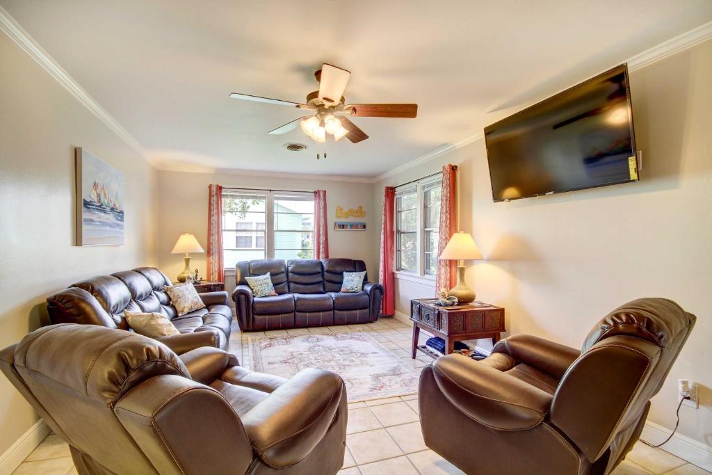 sala de estar con muebles de cuero y TV de pantalla plana en Coastal Long Beach Rental with Patio, Walk to Beach!, en Long Beach