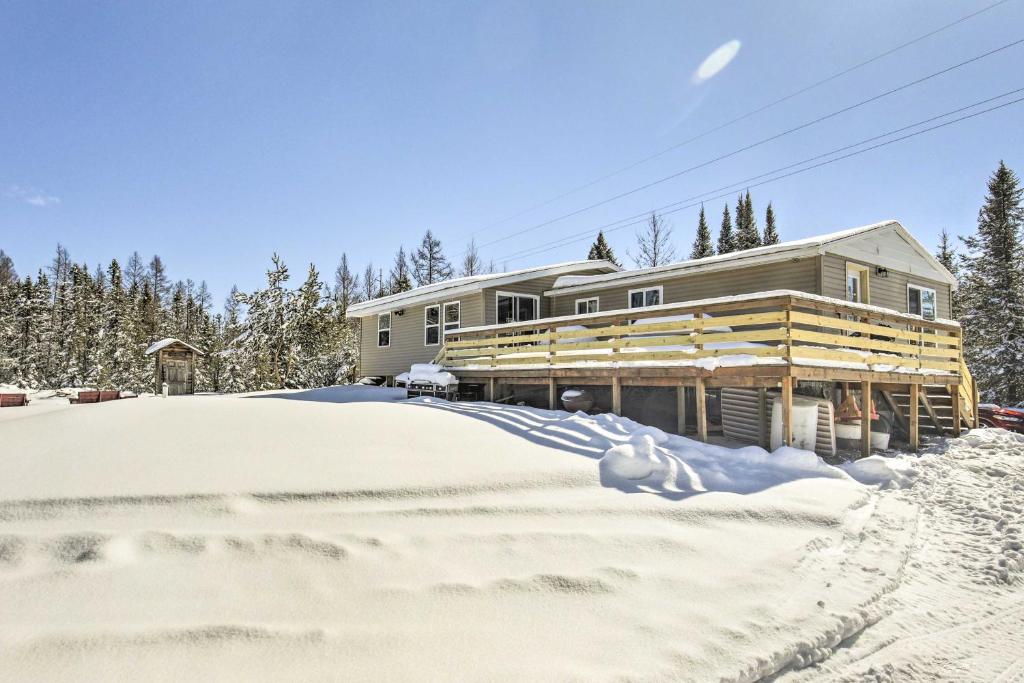 une maison dans la neige à l'avant dans l'établissement Pet-Friendly Crandon Vacation Rental Near Raceway!, à Crandon