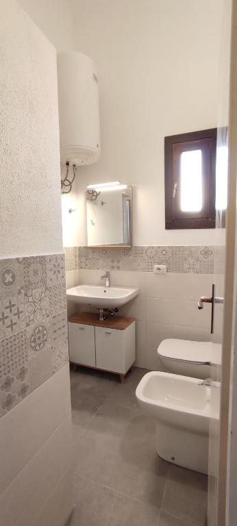 A bathroom at San Teodoro - Salina Bamba