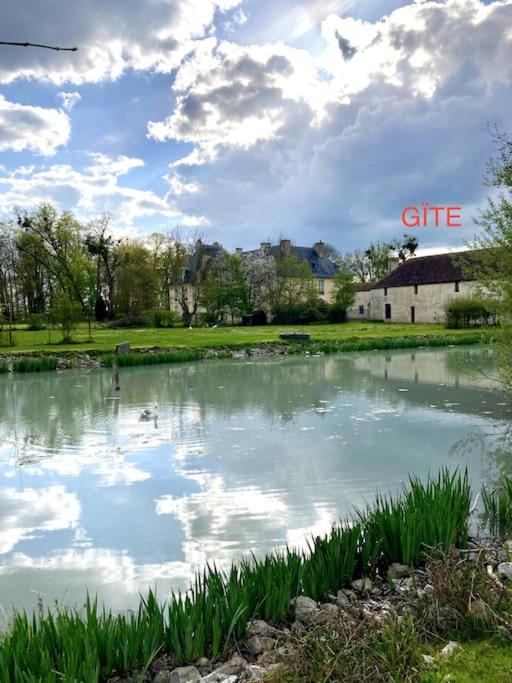 La dépendance du château, au bord de l'étang CesnyauxVignes (ราคาอัปเดตปี 2024)