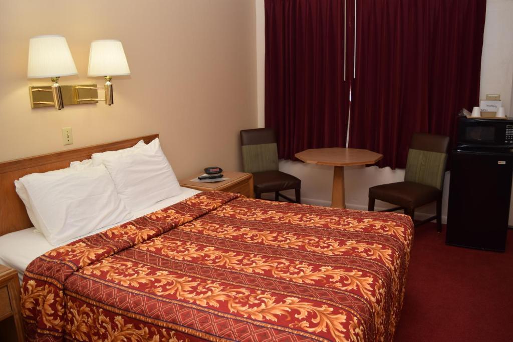 Postel nebo postele na pokoji v ubytování Knights Inn Oswego East