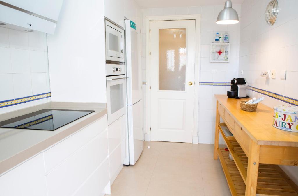 A kitchen or kitchenette at Sea view apartment, shared pools, Estepona, 60 m²