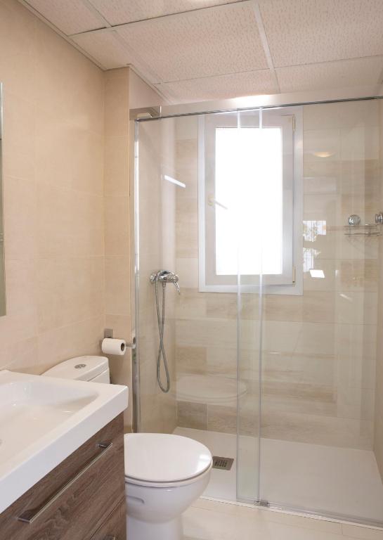 A bathroom at Sea view apartment, shared pools, Estepona, 60 m²
