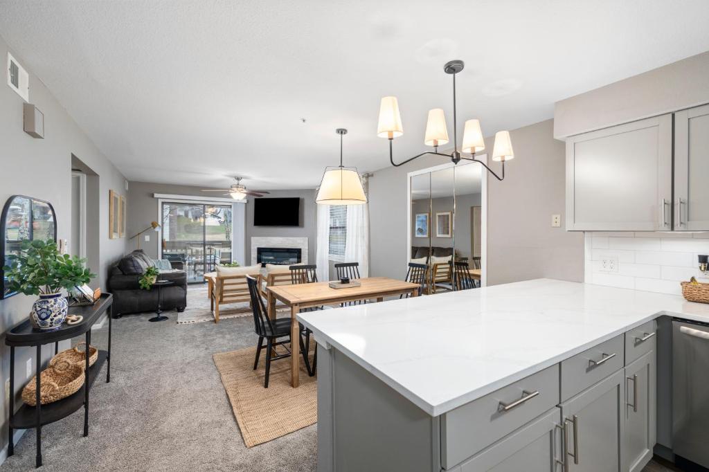 Kitchen o kitchenette sa Hadley's Place at Pointe Royale, Pristine 2 Bed 2 Bath Condo