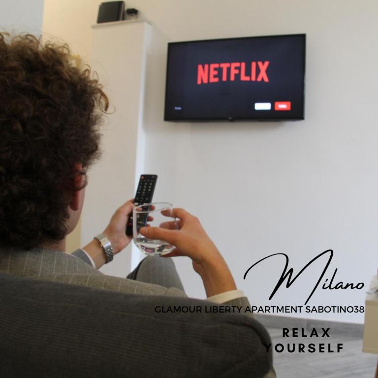 Telewizja i/lub zestaw kina domowego w obiekcie Glamour Liberty Apartment Sabotino38