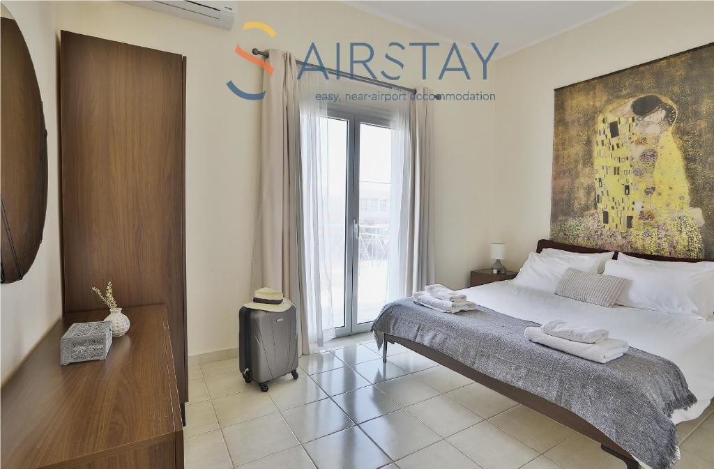 Tempat tidur dalam kamar di Nautilus Apartments Airport by Airstay