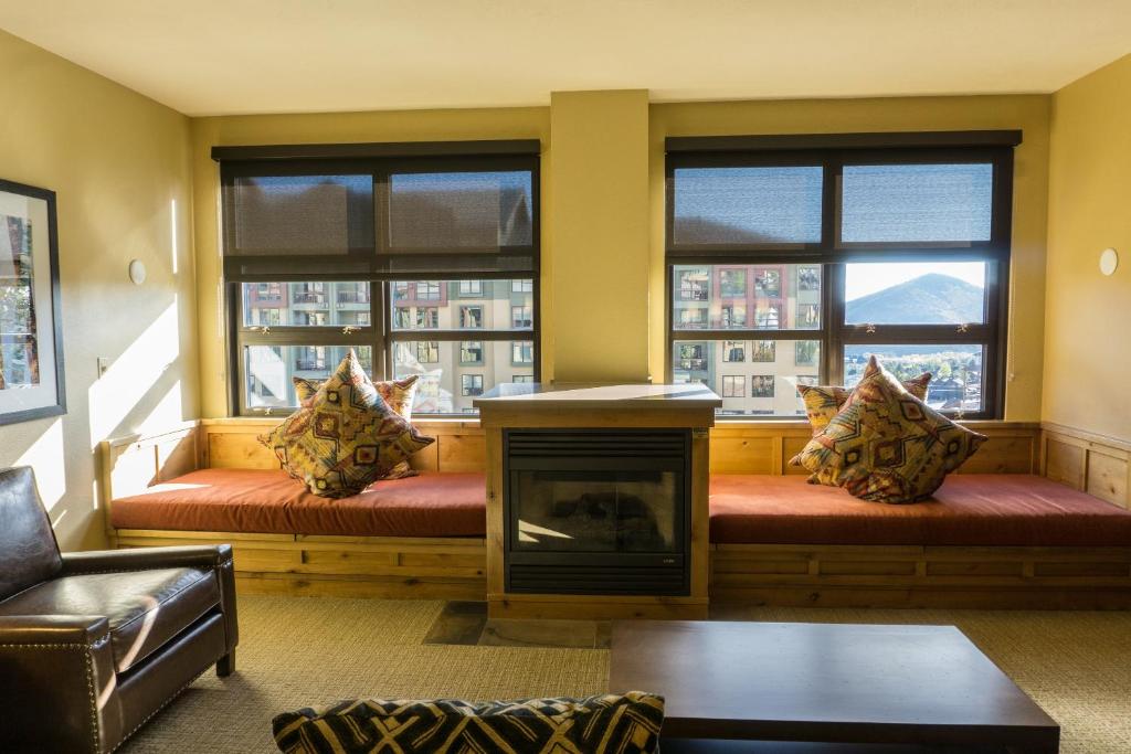 uma sala de estar com dois bancos em frente às janelas em Grand Summit G463 em Park City