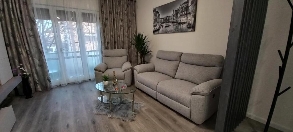 un soggiorno con divano e tavolo di Nadia&V a Marghera