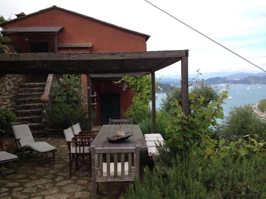 um pátio com uma mesa e cadeiras e uma casa em Casa del Frate em Portovenere