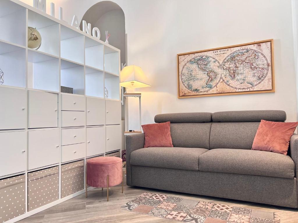 salon z kanapą i stołem w obiekcie Glamour Liberty Apartment Sabotino38 w Mediolanie
