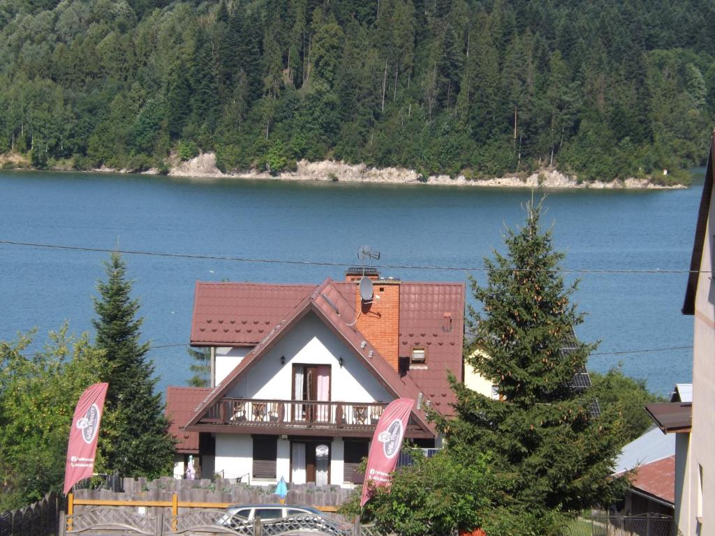 ニエジツァ・ザメクにあるWilla Rycerzの湖の見える家
