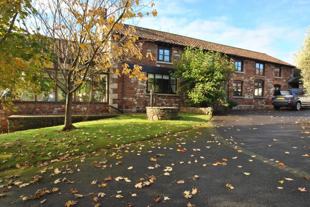 Old Stables Countryside retreat, swimming pool, stunning views