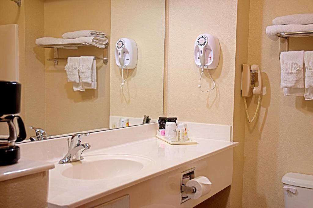 Super 8 by Wyndham Irving/DFW Apt/North - King Room - Accesso Alla Disabilità - Non Fumatori