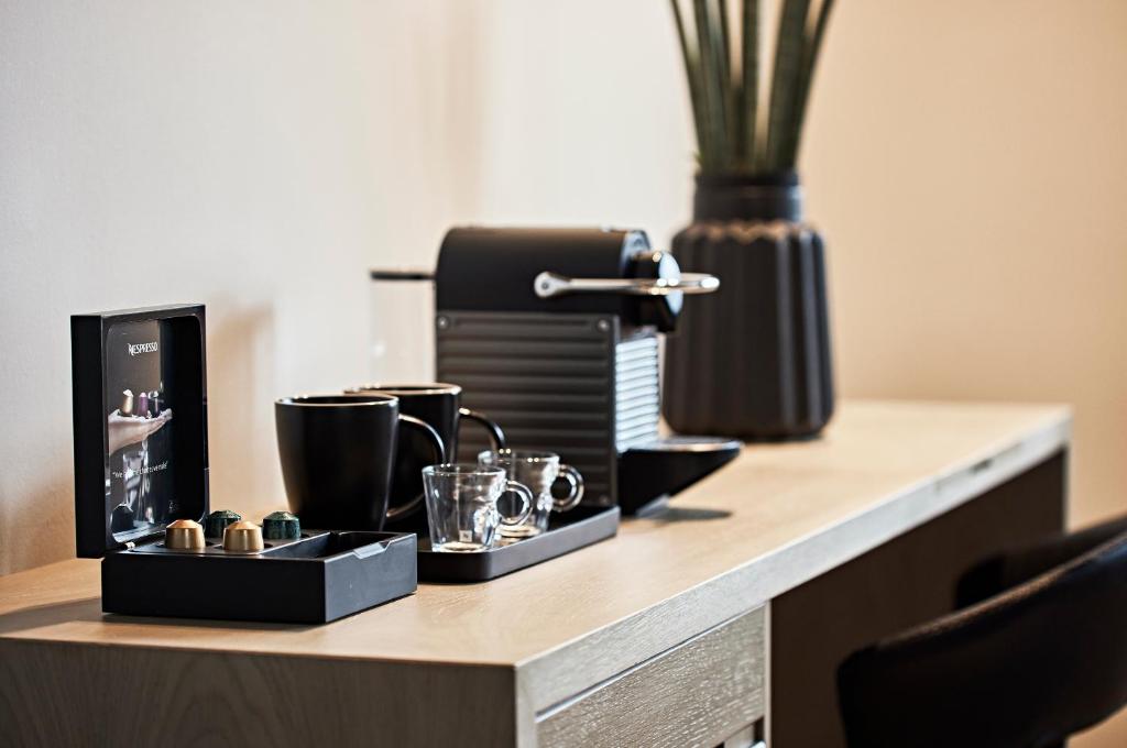 Příslušenství pro přípravu čaje a kávy v ubytování Cama Luxury Suites Glyfada