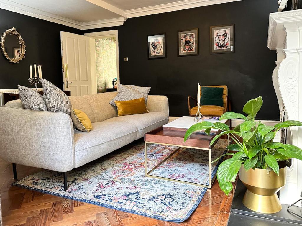 a living room with a couch and a table at Cosy Courtyard Apartment in Kemptown in Brighton & Hove