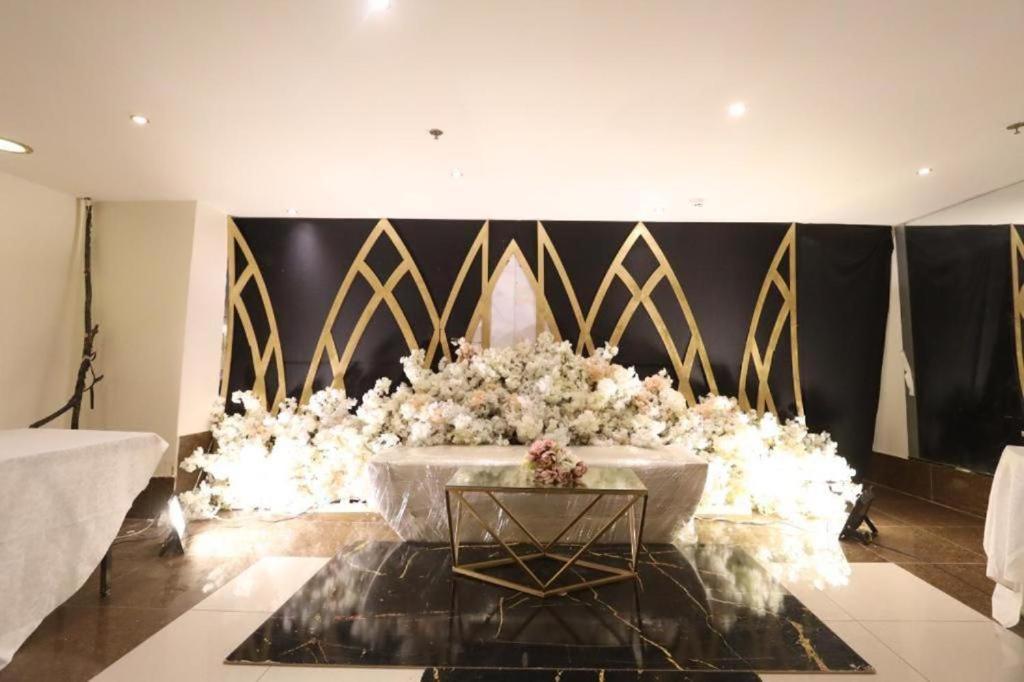 a room with a table with a bunch of flowers at Mnzel 22 in Riyadh