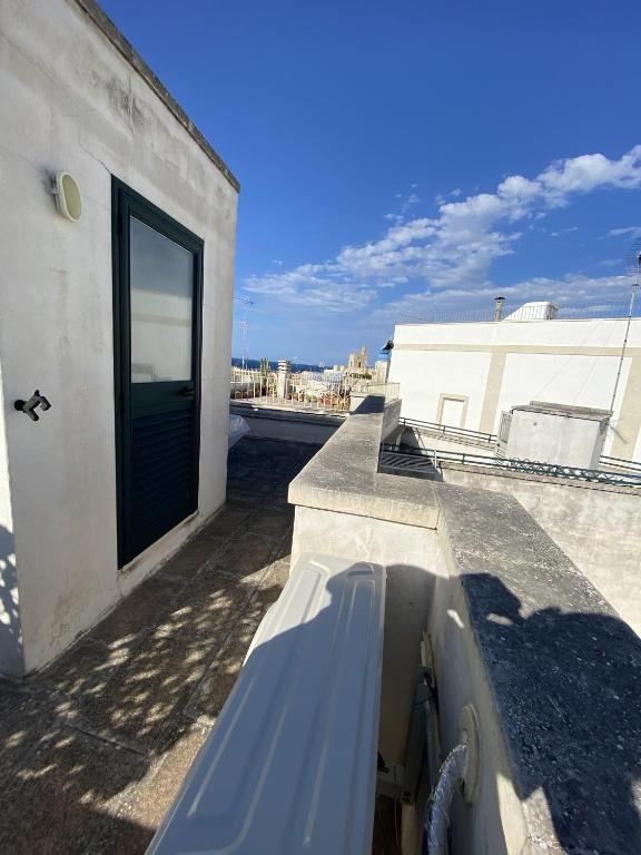 une porte sur le côté du bâtiment dans l'établissement Casa Borgo Monte, à Otrante