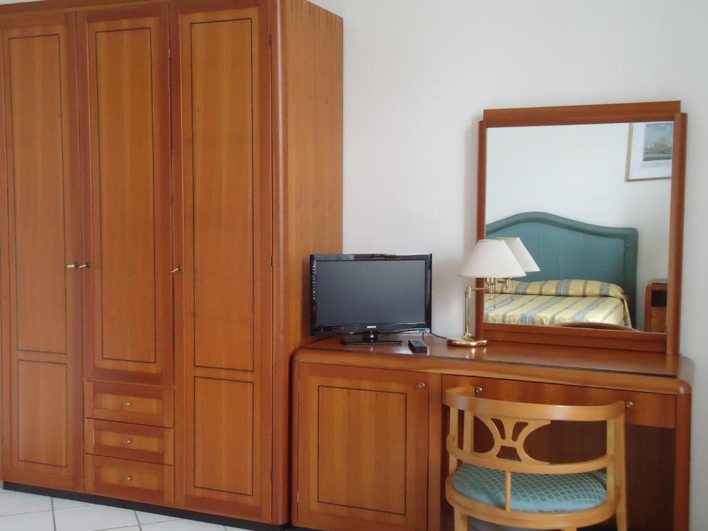 Telewizja i/lub zestaw kina domowego w obiekcie Albergo Roma