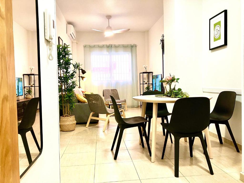 a dining room with a table and chairs at Adelfa - 2 hab, AA, parking gratis, junto Hospital in Murcia