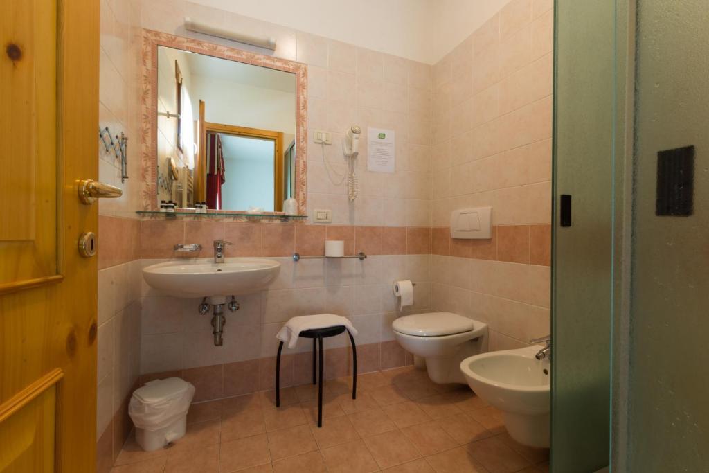 Koupelna v ubytování Albergo Dalla Mena