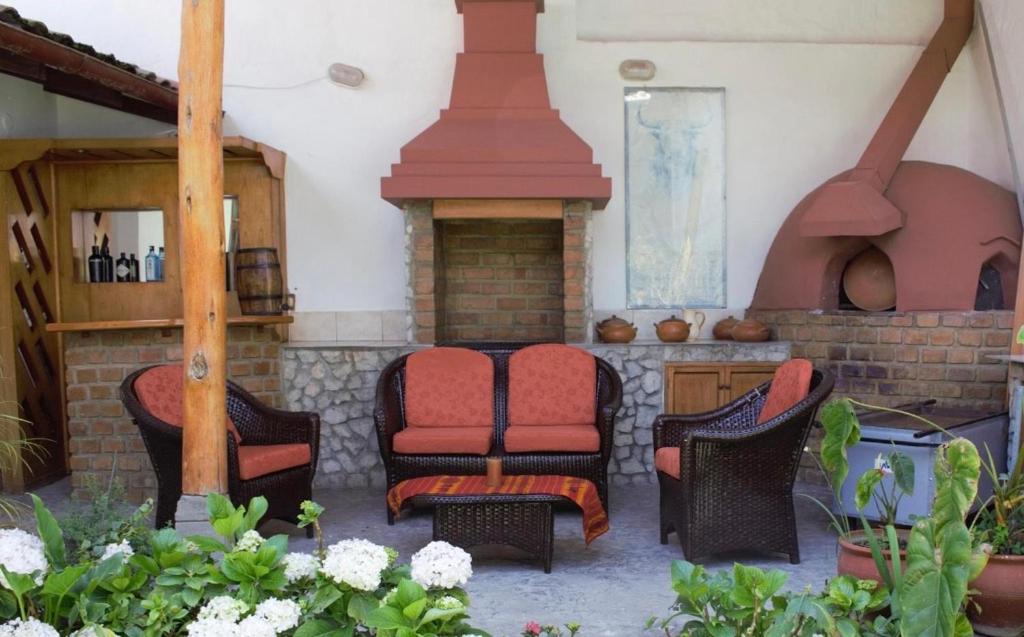- un salon avec des chaises et une cheminée dans l'établissement Casa Pablo, à Cajamarca