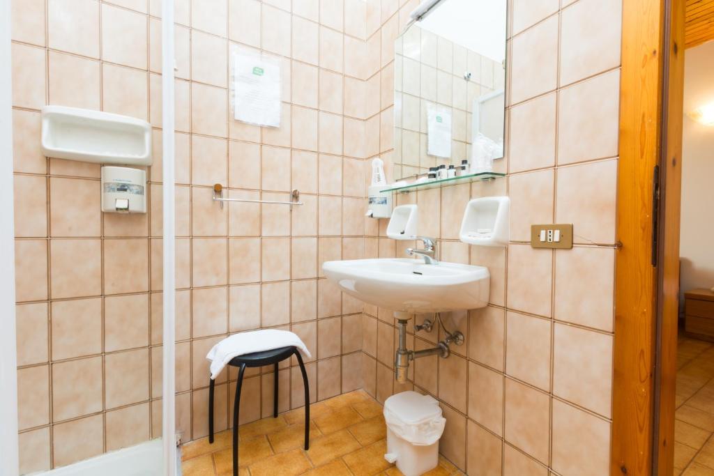 Koupelna v ubytování Albergo Dalla Mena