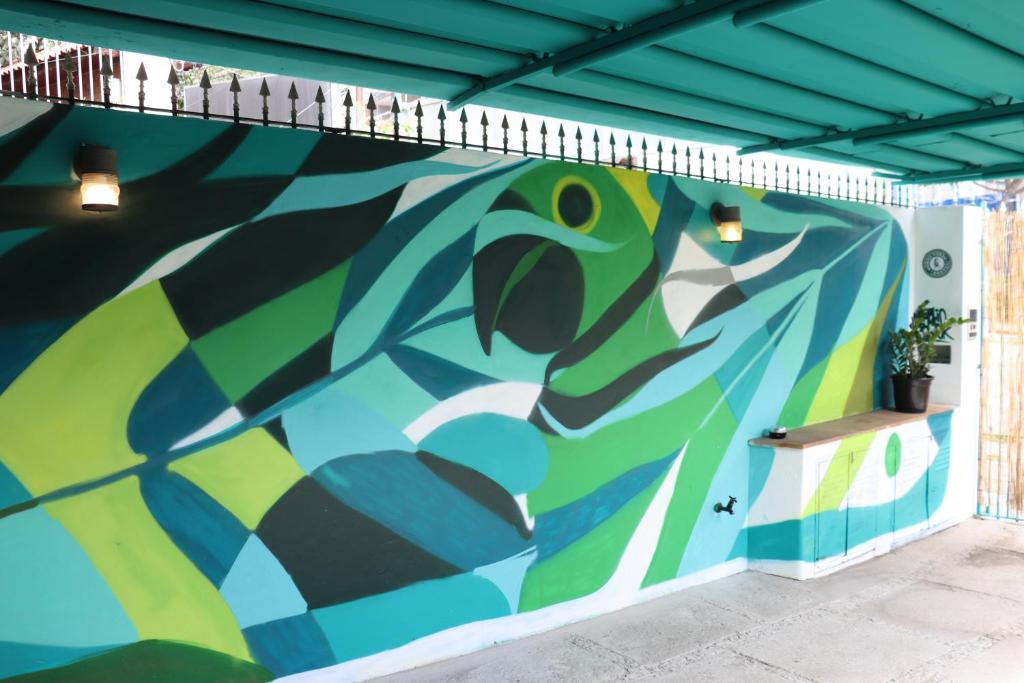 un mural en el lateral de un edificio en Mondo Verde Hostel en São Paulo