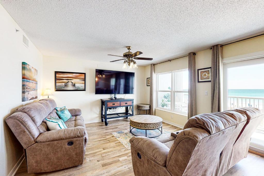 Una sala de estar con dos sofás y un ventilador de techo. en Islander Beach Resort unit 3009, en Fort Walton Beach