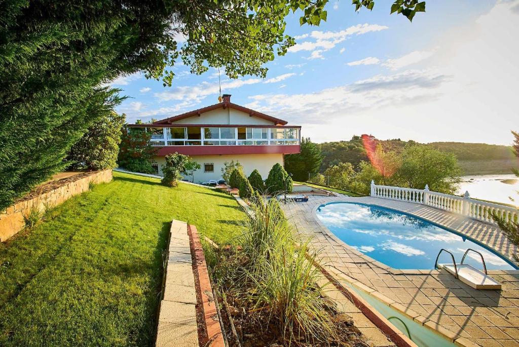 a house with a swimming pool in the yard at Casa Mirador de la Estrella 