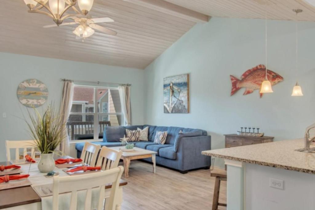 - un salon avec un canapé bleu et une table dans l'établissement Shark's Key, à Port Aransas